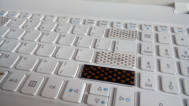 klawiatura laptopa i ozdobione klawisze